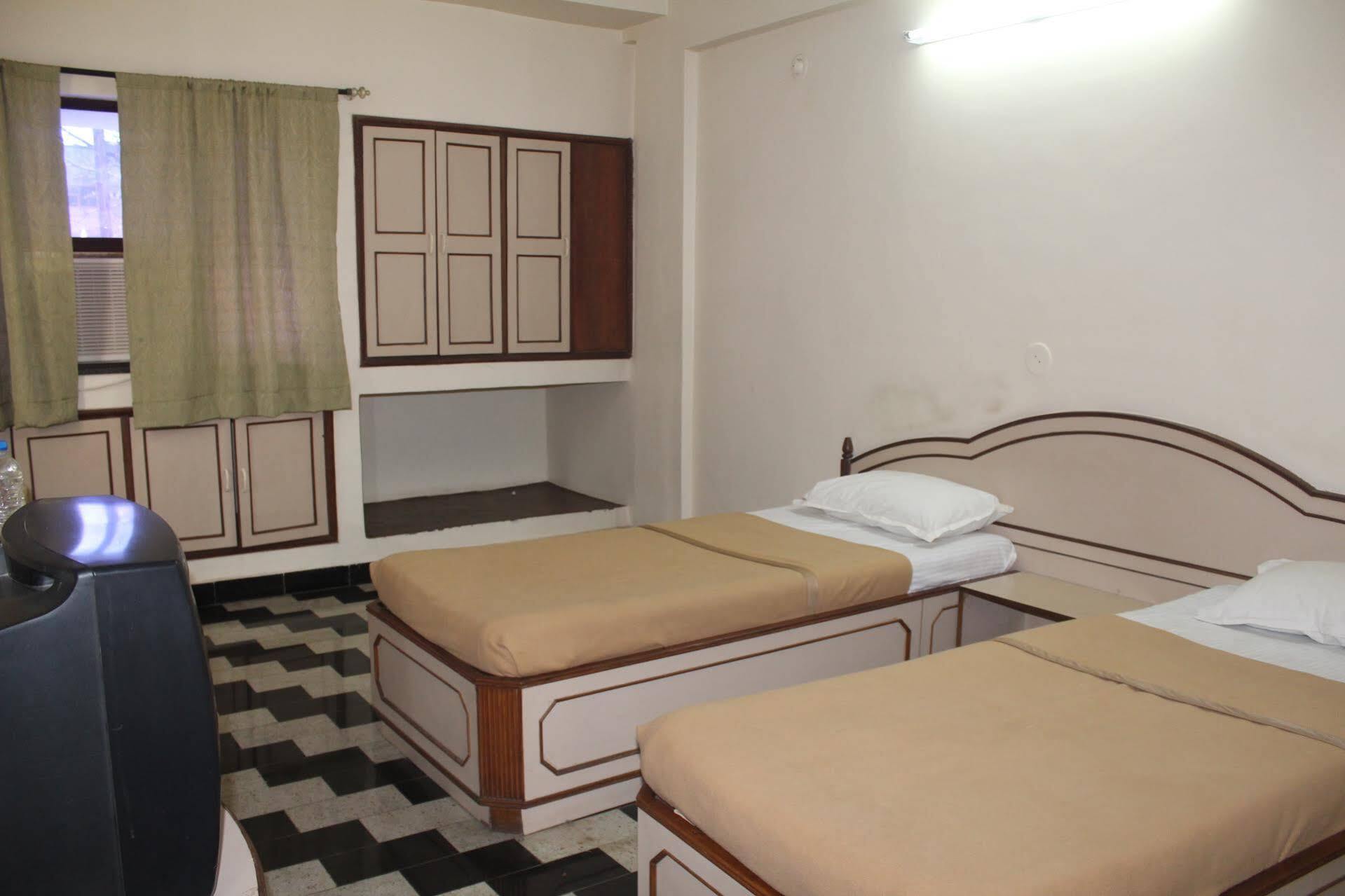 Royale Inn Vapi Luaran gambar